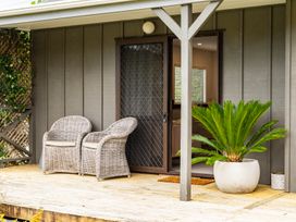 The Artisans Rest - Matakana Village Holiday Home -  - 1165684 - thumbnail photo 2