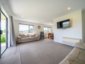 Cosy Lakeside - Manapouri Holiday Home -  - 1165969 - thumbnail photo 5