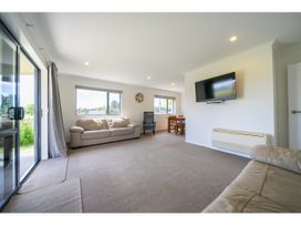 Cosy Lakeside - Manapouri Holiday Home -  - 1165969 - thumbnail photo 10