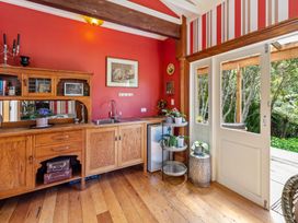 Oakura Pond Cottage - Oakura Holiday Home -  - 1166987 - thumbnail photo 7