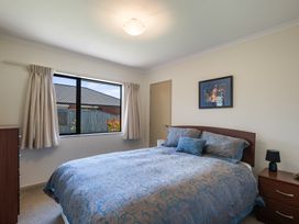 Spa and Sands - Waikanae Beach Holiday Home -  - 1167074 - thumbnail photo 11