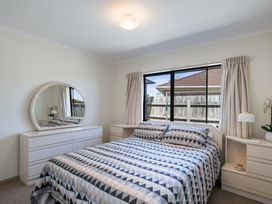 Spa and Sands - Waikanae Beach Holiday Home -  - 1167074 - thumbnail photo 10