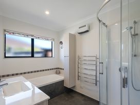 Spa and Sands - Waikanae Beach Holiday Home -  - 1167074 - thumbnail photo 15