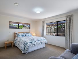 Spa and Sands - Waikanae Beach Holiday Home -  - 1167074 - thumbnail photo 13