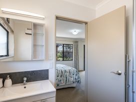 Spa and Sands - Waikanae Beach Holiday Home -  - 1167074 - thumbnail photo 14