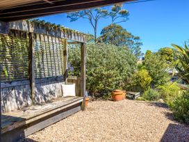 Island View Oneroa - Waiheke Holiday Home -  - 1167277 - thumbnail photo 25