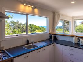 Island View Oneroa - Waiheke Holiday Home -  - 1167277 - thumbnail photo 14