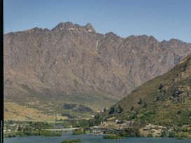 Lake Panorama - Queenstown Holiday Home -  - 1167491 - thumbnail photo 24