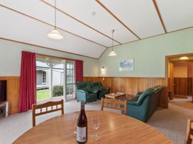 Huka Falls Cottage - Lake Taupo Holiday Home -  - 1168080 - thumbnail photo 4