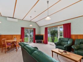 Huka Falls Cottage - Lake Taupo Holiday Home -  - 1168080 - thumbnail photo 2