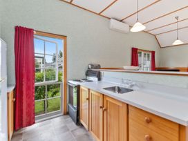 Huka Falls Cottage - Lake Taupo Holiday Home -  - 1168080 - thumbnail photo 5