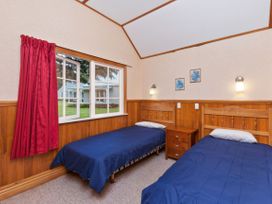 Huka Falls Cottage - Lake Taupo Holiday Home -  - 1168080 - thumbnail photo 9