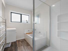 Unwind Papamoa Beach - Papamoa Holiday Home -  - 1169048 - thumbnail photo 22