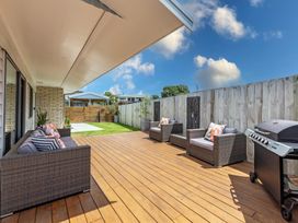 Unwind Papamoa Beach - Papamoa Holiday Home -  - 1169048 - thumbnail photo 3