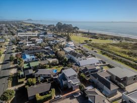 Unwind Papamoa Beach - Papamoa Holiday Home -  - 1169048 - thumbnail photo 2