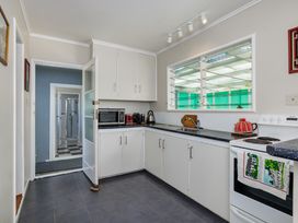 Retro Russell Retreat - Mins to Ferry, Beach, Eats -  - 1169238 - thumbnail photo 13