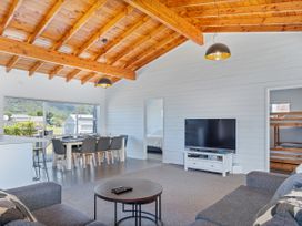 Stones Throw from the Beach - Pauanui Holiday Home -  - 1169867 - thumbnail photo 3