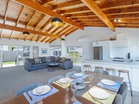 Stones Throw from the Beach - Pauanui Holiday Home -  - 1169867 - thumbnail photo 7