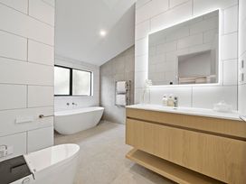 Luxury Remuera Brand New Auckland Holiday Home -  - 1171267 - thumbnail photo 13