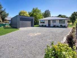 Modern Comfort - Ashburton Holiday Home -  - 1171354 - thumbnail photo 2