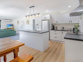 Modern Comfort - Ashburton Holiday Home -  - 1171354 - thumbnail photo 10