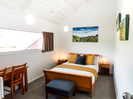 Tawa Retreat - Wellington Holiday Home -  - 1171438 - thumbnail photo 3