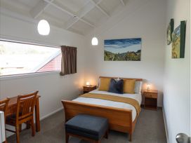Tawa Retreat - Wellington Holiday Home -  - 1171438 - thumbnail photo 10