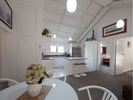 Tawa Retreat - Wellington Holiday Home -  - 1171438 - thumbnail photo 2