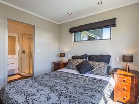 Ohakune Holiday Home Retreat with Hot Tub -  - 1171439 - thumbnail photo 11
