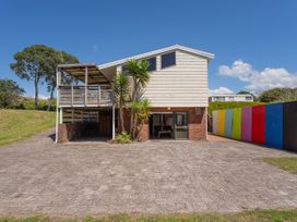 Seascape Beachfront C - Whangamata Holiday Unit -  - 1171973 - thumbnail photo 3
