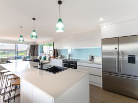 Beachview Bliss - Clarks Beach Holiday Home -  - 1174162 - thumbnail photo 8