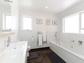 Beachview Bliss - Clarks Beach Holiday Home -  - 1174162 - thumbnail photo 22