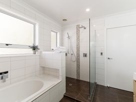 Beachview Bliss - Clarks Beach Holiday Home -  - 1174162 - thumbnail photo 21