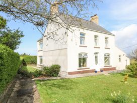 4 bedroom Cottage for rent in Llanmorlais