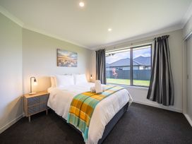 Mountainview Escape - Te Anau Holiday House -  - 1174438 - thumbnail photo 16