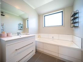 Mountainview Escape - Te Anau Holiday House -  - 1174438 - thumbnail photo 23