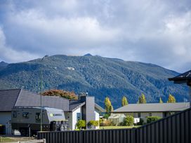 Mountainview Escape - Te Anau Holiday House -  - 1174438 - thumbnail photo 5