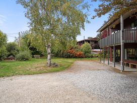 Crescent View - Wanaka Holiday Home -  - 1175373 - thumbnail photo 2