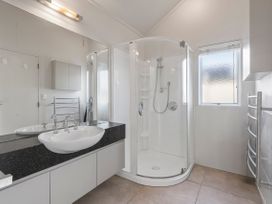 Mana Magic - Porirua Waterfront Holiday Home -  - 1175639 - thumbnail photo 16