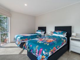 Mana Magic - Porirua Waterfront Holiday Home -  - 1175639 - thumbnail photo 17