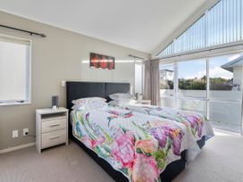 Mana Magic - Porirua Waterfront Holiday Home -  - 1175639 - thumbnail photo 15