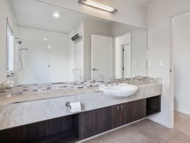Mana Magic - Porirua Waterfront Holiday Home -  - 1175639 - thumbnail photo 21