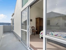 Mana Magic - Porirua Waterfront Holiday Home -  - 1175639 - thumbnail photo 13