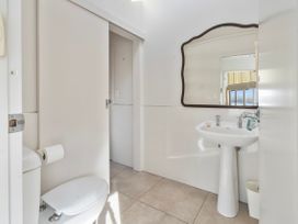 Mana Magic - Porirua Waterfront Holiday Home -  - 1175639 - thumbnail photo 23