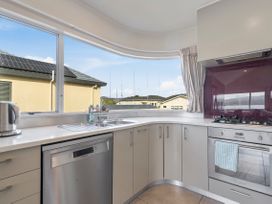 Mana Magic - Porirua Waterfront Holiday Home -  - 1175639 - thumbnail photo 10