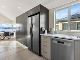 Mana Magic - Porirua Waterfront Holiday Home -  - 1175639 - thumbnail photo 11