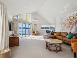 Mana Magic - Porirua Waterfront Holiday Home -  - 1175639 - thumbnail photo 6