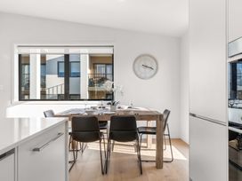 A dining room with a table and chairs at Tauranga Holiday Home in Tauranga