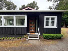 An entrance with steps and windows at Fiordland Hideaway - Te Anau