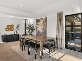 A dining room with a table and chairs at Mako Haven - Mountain Outlook in Wanaka